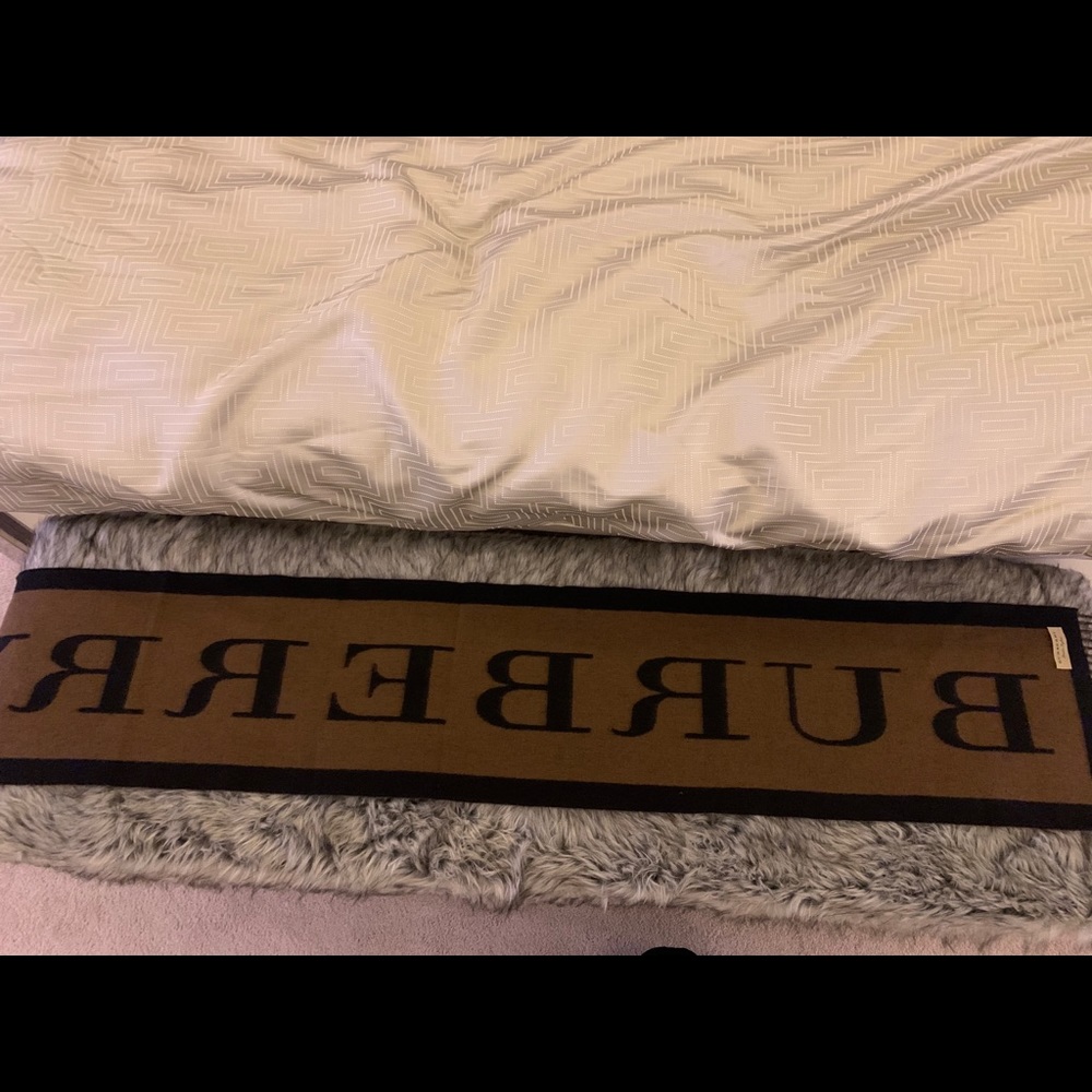 BURBERRY REVERSIBLE SCARF Black/Camel NEW WITH TAG - Picture 2 of 5